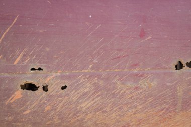 Arabadaki çürüme ve paslanma ve araçtaki çamur lekeleri umursamamış..