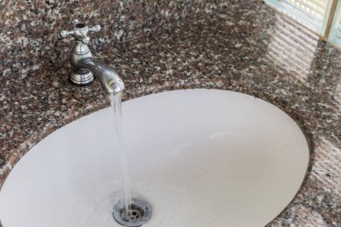 Granit arka planda dikdörtgen beyaz seramik mutfak lavabosu