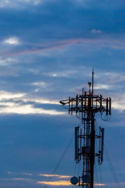 Günbatımından önce gökyüzü ve bulutlu kara siluet hücre kulesi arka plan için kullanılacak