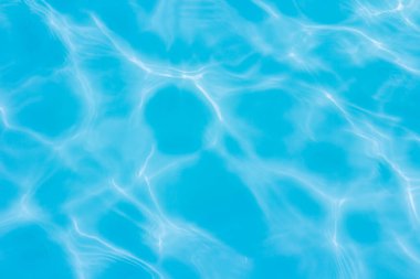 Güneşli arka planda yüzme havuzu