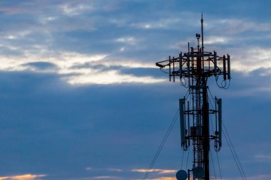 Günbatımından önce gökyüzü ve bulutlu kara siluet hücre kulesi arka plan için kullanılacak