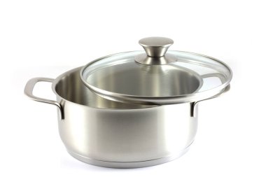 Beyaz arka planda cam kaplı paslanmaz çelik tencere.