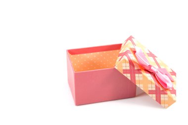 Beyaz arkaplanda izole edilmiş kurdele yaylı pembe hediye kutusu