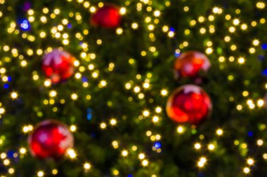 Bokeh Noel baloları ve ışık arka planlı Noel ağacı