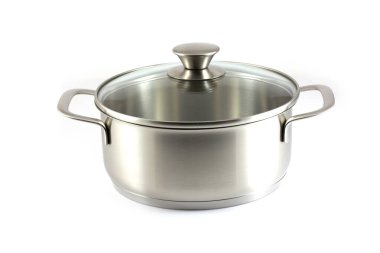 Beyaz arka planda cam kaplı paslanmaz çelik tencere.