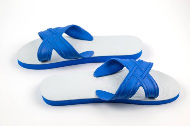 Beyaz arka planda izole edilmiş beyaz ve mavi terlikler.