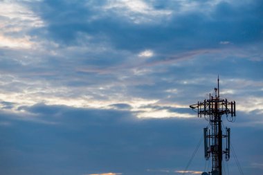 Günbatımından önce gökyüzü ve bulutlu kara siluet hücre kulesi arka plan için kullanılacak