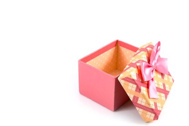 Beyaz arkaplanda izole edilmiş kurdele yaylı pembe hediye kutusu
