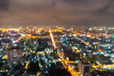 Şehir manzarası arka planından gelen bulanık soyut ışık demeti