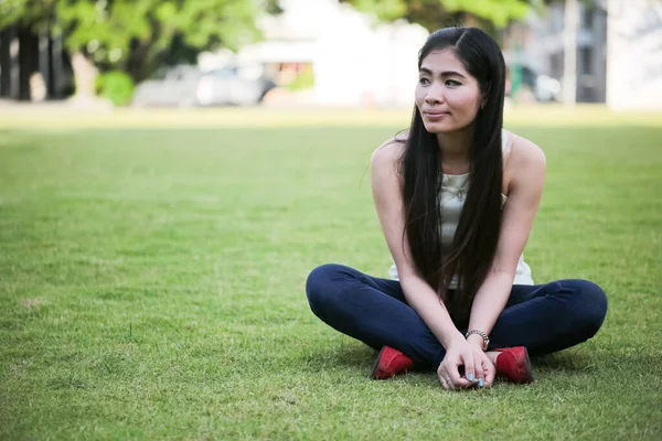 Mujer Relajada Acostada Sobre Hierba Verde Usando Jeans Azules Sobre — Foto de Stock