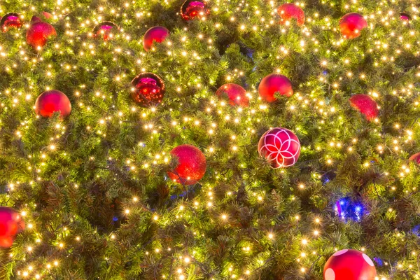 装饰圣诞球和背景浅的圣诞树 — 图库照片