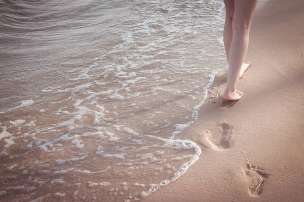 Пляжные Путешествия Одиночку Женщина Гуляющая Одна Песчаному Пляжу Оставляя Следы — стоковое фото
