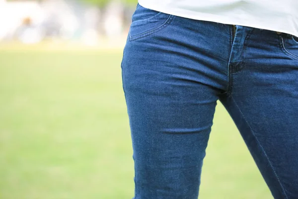 Fechar Foto Mulheres Usam Jeans Azuis Fundo Verde — Fotografia de Stock