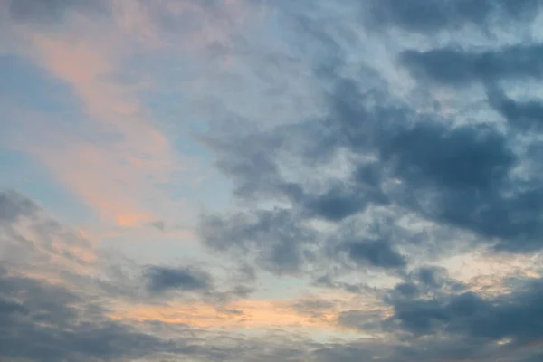 日没前の空と雲を背景に — ストック写真