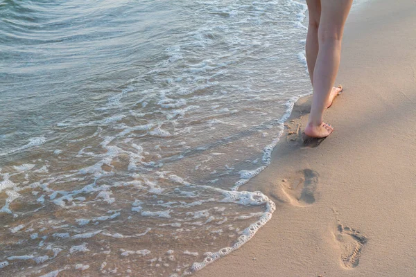Sahil Yolculuğu Yalnız Kumsalda Tek Başına Yürüyen Kadın Kumsalda Ayak — Stok fotoğraf