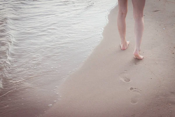 Sahil Yolculuğu Yalnız Kumsalda Tek Başına Yürüyen Kadın Kumsalda Ayak — Stok fotoğraf