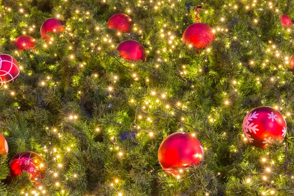 Dekorativa Julbollar Och Julgran Med Ljus Bakgrund — Stockfoto