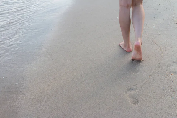 Viaje Playa Solo Mujer Caminando Sola Playa Arena Dejando Huellas — Foto de Stock