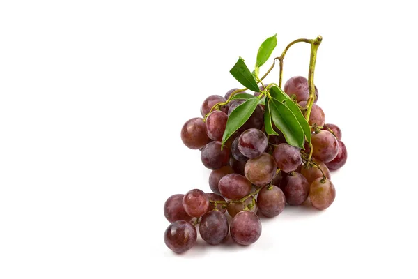 Raisins Frais Avec Feuilles Isolées Sur Fond Blanc — Photo