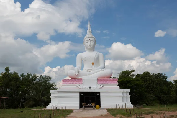 Grand White Buddha Blå Himmel Baggrund Tilbedelsen Folket Respekteres - Stock-foto