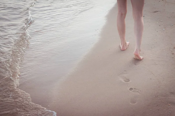 Viaje Playa Solo Mujer Caminando Sola Playa Arena Dejando Huellas — Foto de Stock