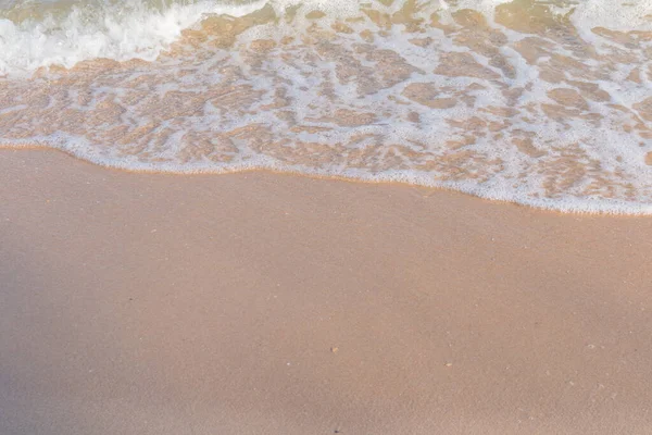 Meeresstrand Schaum Von Der Brandung Mit Hellbraunem Sandstrand Hintergrund — Stockfoto