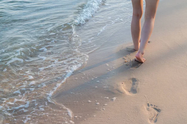 Beach Resa Ensam Kvinna Promenader Ensam Sandstrand Lämnar Fotspår Sanden — Stockfoto