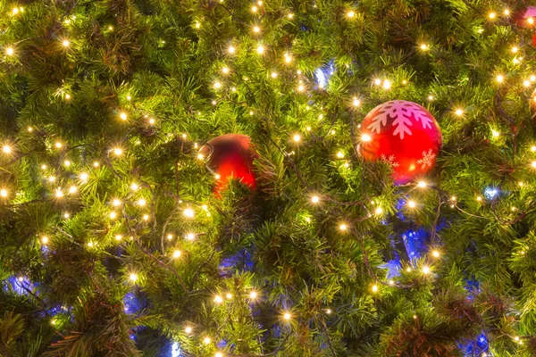 Dekorativa Julbollar Och Julgran Med Ljus Bakgrund — Stockfoto