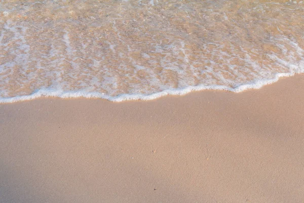 Morze Pianka Surfowania Jasnobrązowym Piaskiem Tło Plaży — Zdjęcie stockowe
