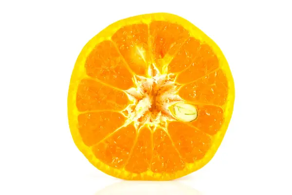 在白色背景上分离的橙子片 — 图库照片