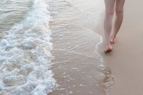 Praia Viajar Sozinho Mulher Andando Sozinho Praia Areia Deixando Pegadas — Fotografia de Stock