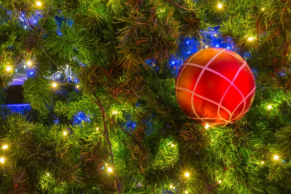 Decoratieve Kerstballen Kerstboom Met Lichte Achtergrond — Stockfoto