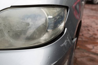 Çarpışan arabanın ön tampona çarpması, yağmurlu bir günde meydana gelen kaza.