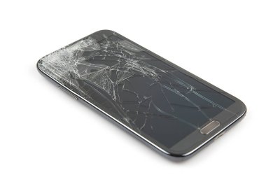 Zemine akıllı telefon düşüşü ve beyaz arka planda izole edilmiş kırık ekran hasarı