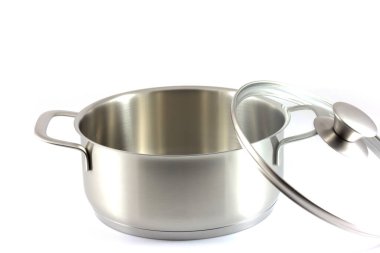 Beyaz arka planda cam kaplı paslanmaz çelik tencere.