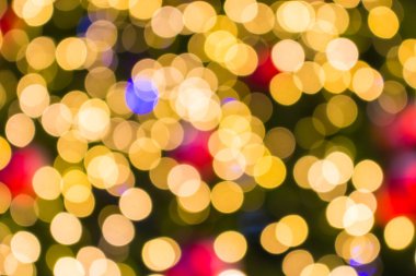 Bokeh Noel baloları ve ışık arka planlı Noel ağacı