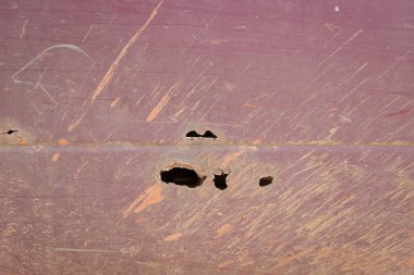 Arabadaki çürüme ve paslanma ve araçtaki çamur lekeleri umursamamış..