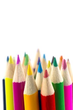 Beyaz arkaplanda izole edilmiş renkli kalemleri kapat