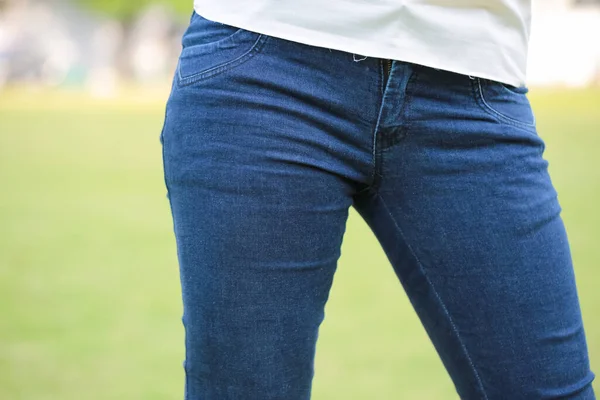 Fechar Foto Mulheres Usam Jeans Azuis Fundo Verde — Fotografia de Stock