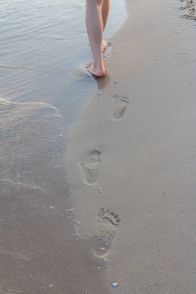 Praia Viajar Sozinho Mulher Andando Sozinho Praia Areia Deixando Pegadas — Fotografia de Stock