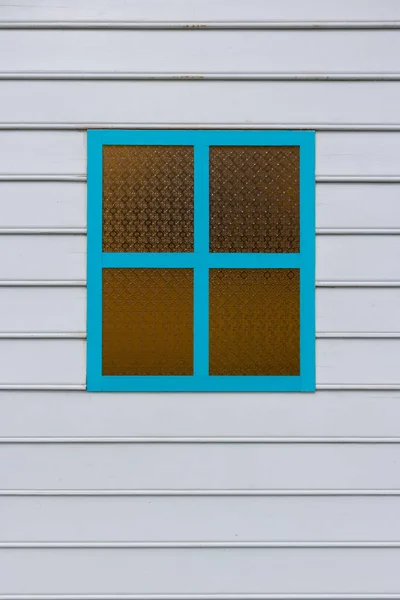 Weiße Holzwände Mit Blauen Fenstern Als Hintergrund — Stockfoto