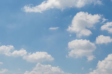 Mavi gökyüzü arka planında bulutlar