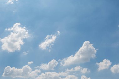 Mavi gökyüzü arka planında bulutlar