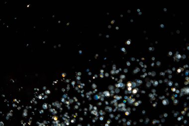 Siyah arkaplan üzerindeki soyut bokeh dokusu