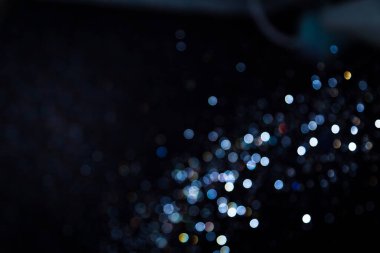 Siyah arkaplanda mavi bokeh