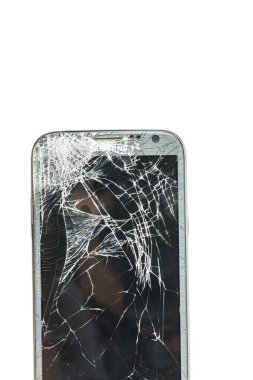 Zemine akıllı telefon düşüşü ve beyaz arka planda izole edilmiş kırık ekran hasarı