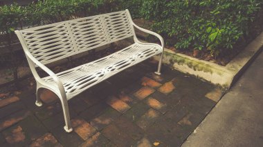 Park arka planında çelik beyaz sandalye kullan