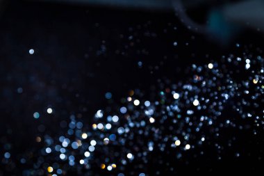 Siyah arkaplanda mavi bokeh