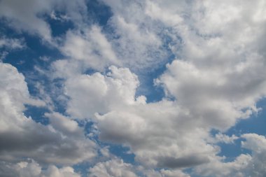 Mavi arkaplan üzerinde beyaz seyrek bulutlar