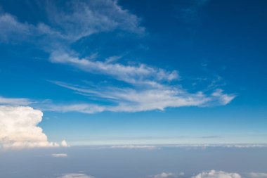 Arkaplan için yükseklikten mavi gökyüzü bulutları